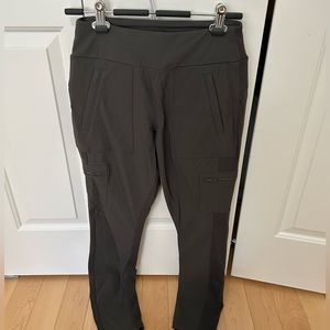 Women’s 8 Athleta Gray Hybrid Cargo Legging 28”